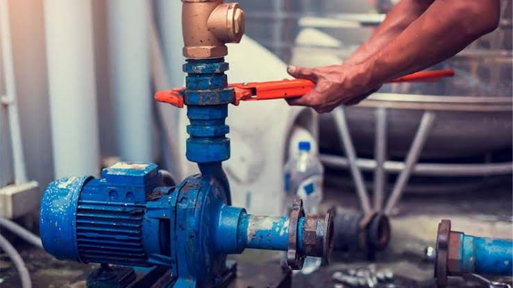 فني تركيب وصيانة مضخات مياه 