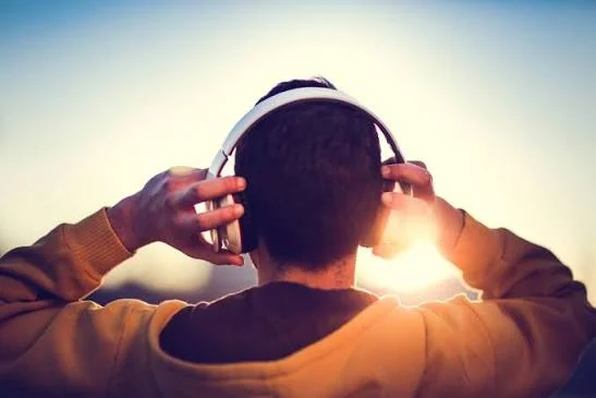 تدمر سمعك وتعزلك عن العالم.. 6 أضرار صحية خطيرة للاستخدام المفرط لسماعات الأذن وكيف تحمي نفسك!